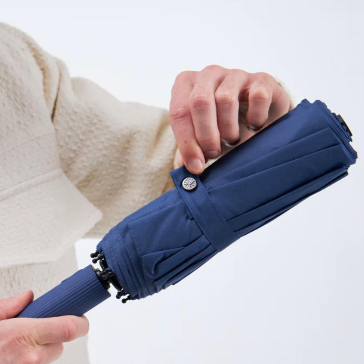 Taschenschirm in zeitlosem Design –Blau- Iconic - Image 6